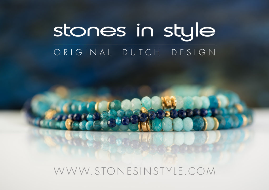 Collier Stones in Style op blauw, Fotograaf Henk van Mierlo Tilburg